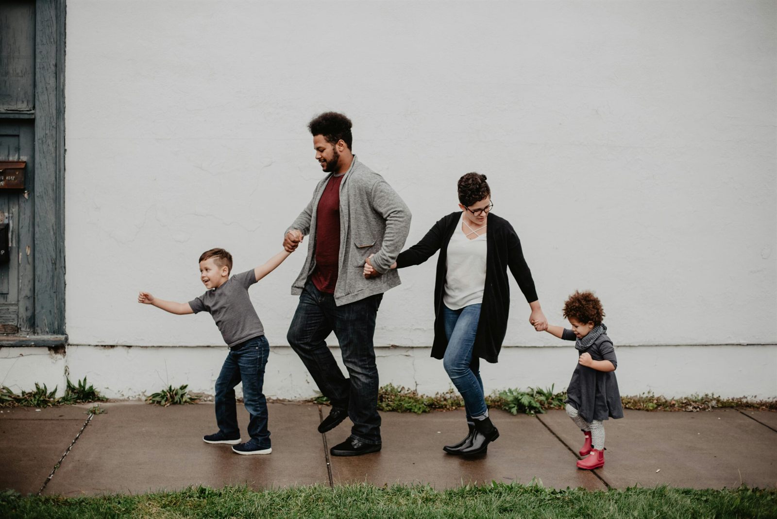 Famille unie se soutenant mutuellement grâce à une assurance obsèques