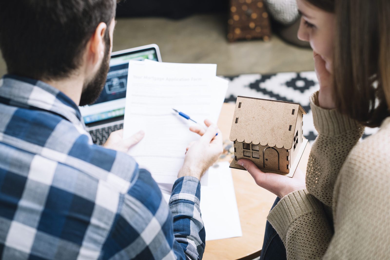 Couple avec accord de prêt immobilier