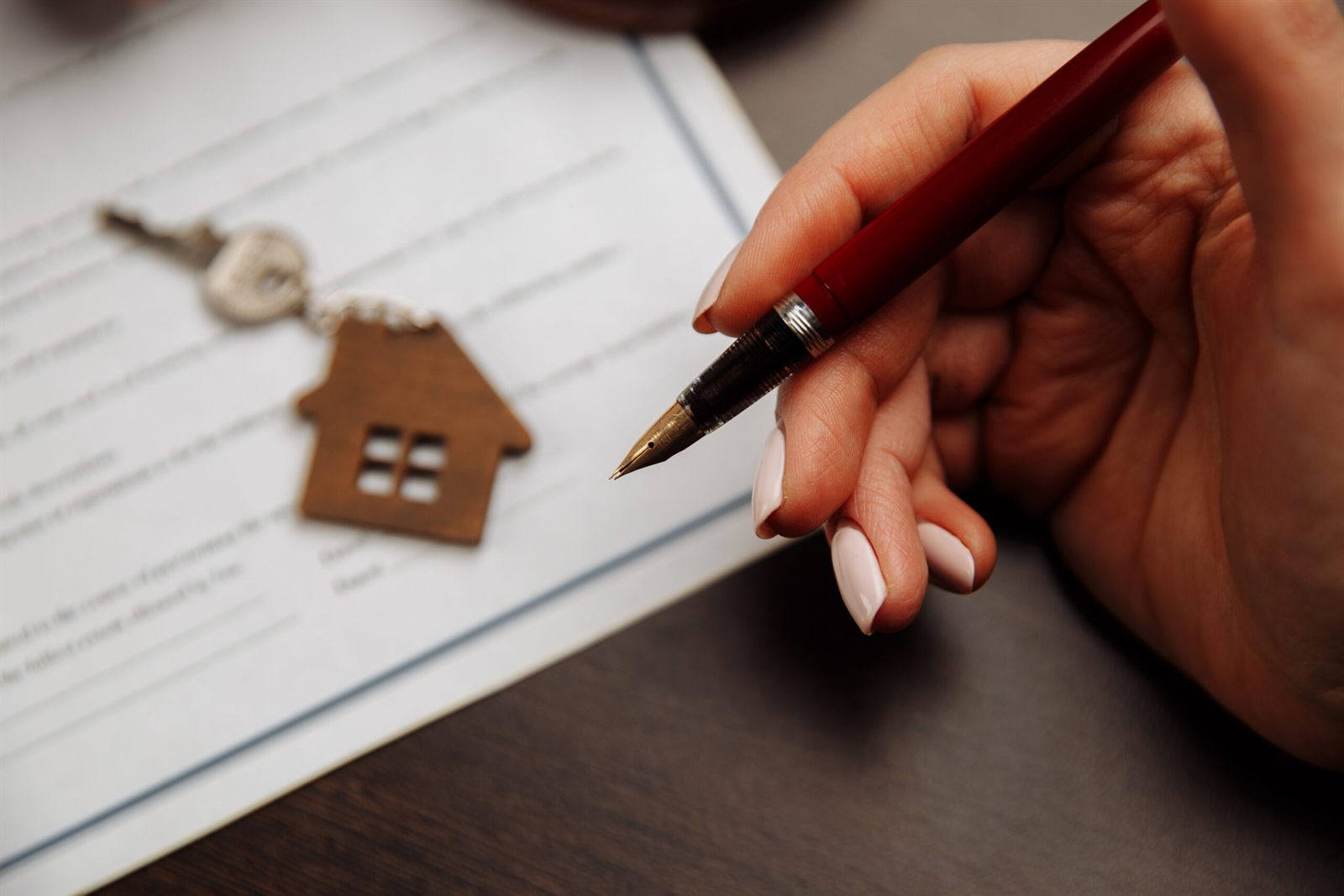 Clés de maison, argent et contrat de vente signé