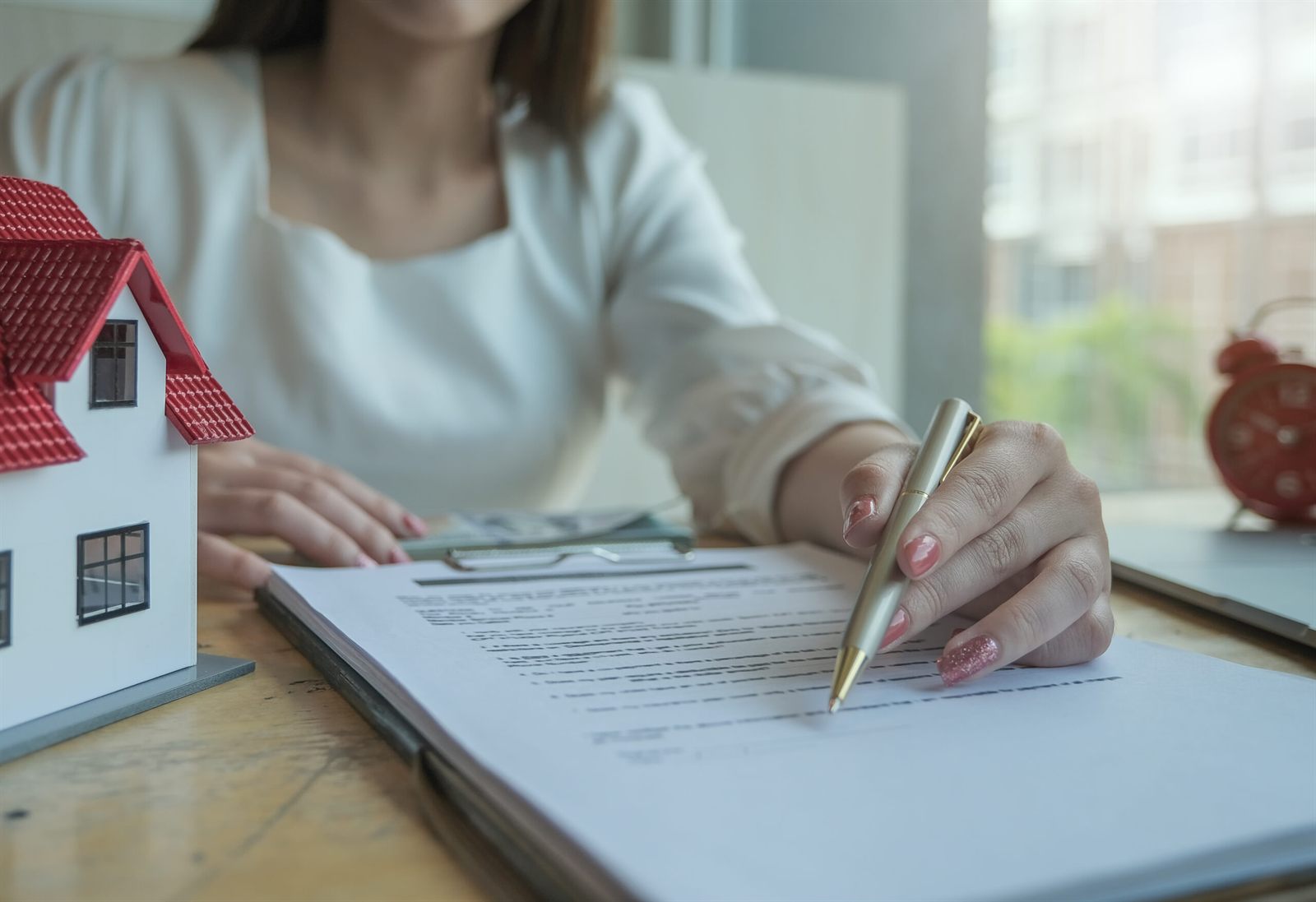 Agents immobiliers discutant des taux d'intérêt et assurances emprunteur