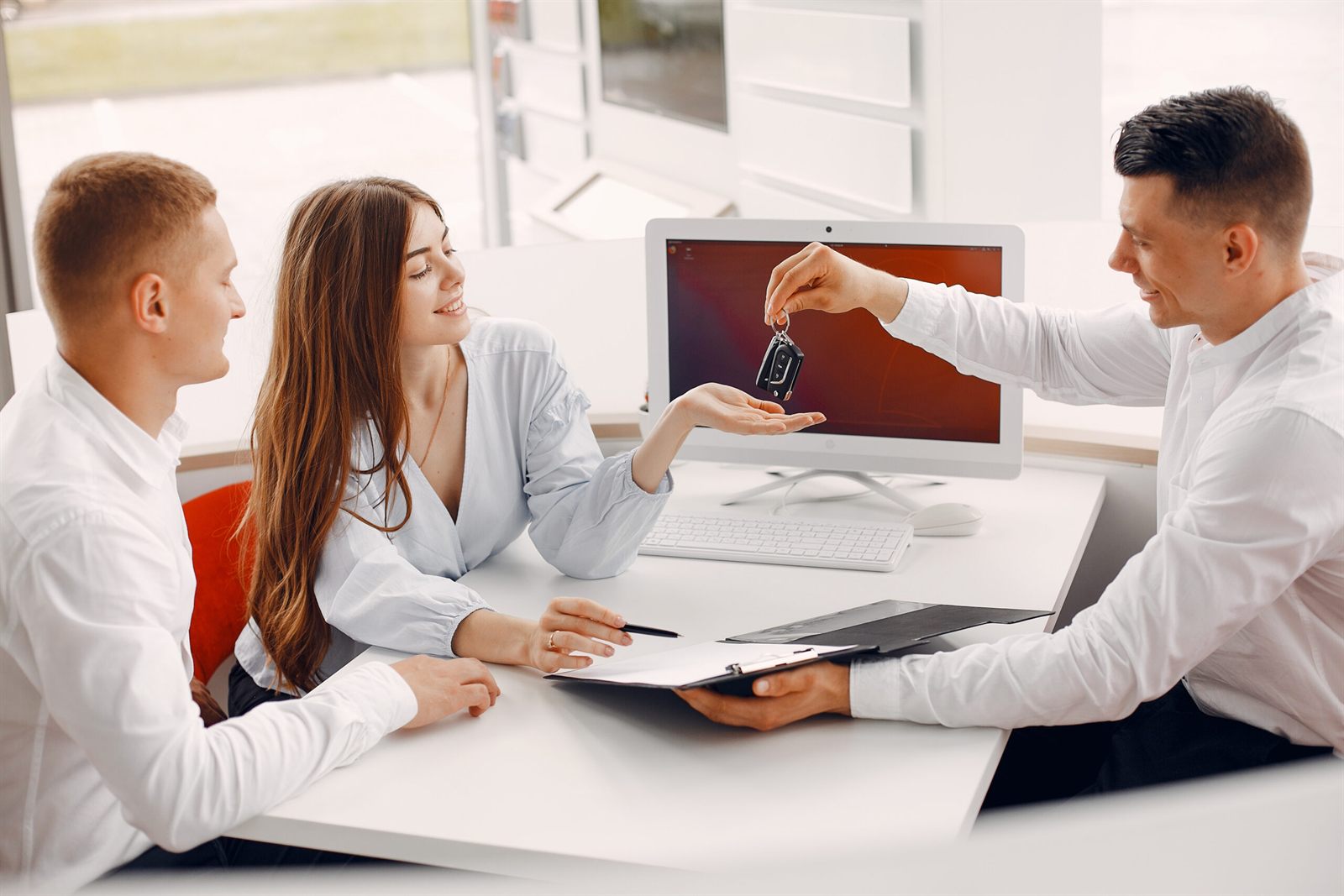 Couple élégant signant des documents d'assurance emprunteur