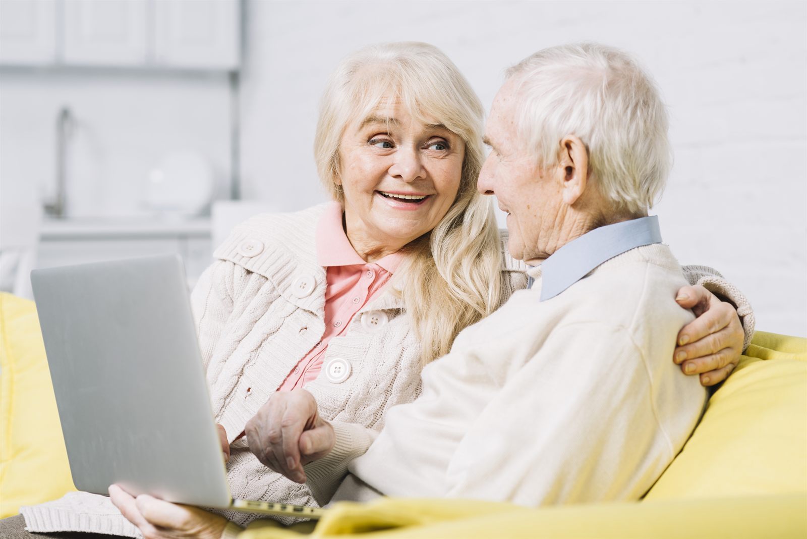 Comment comparer les avis clients sur les mutuelles santé senior ?